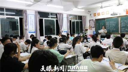 “雪中送炭”為不完美小孩——記貴州省鎮(zhèn)遠(yuǎn)縣文德中學(xué)名班主任楊燕